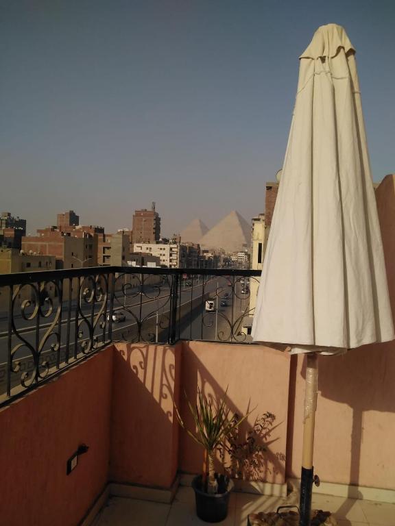 Balkón nebo terasa v ubytování Pyramids Road Guest House cozy rooms and rooftop breakfast with the pyramids view