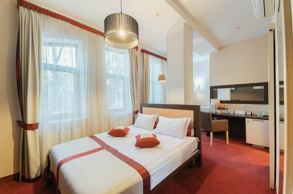 sypialnia z łóżkiem i biurkiem w obiekcie Boutique Hotel Palais Royal w Odessie