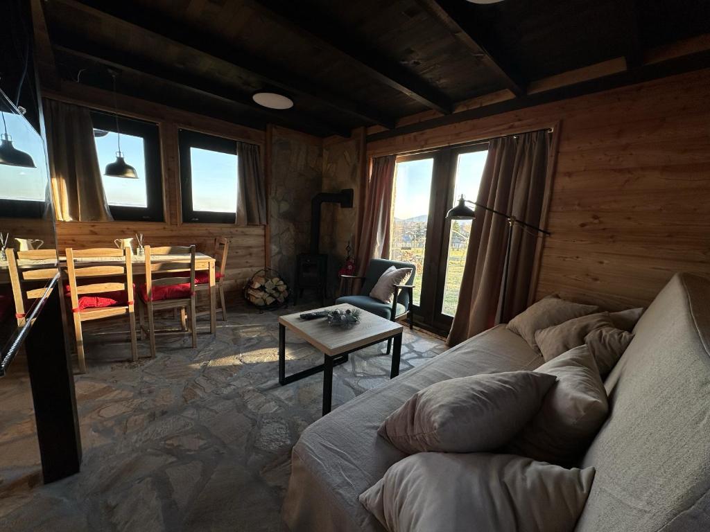 uma sala de estar com um sofá e uma mesa em Ozoni & Sauna em Sopot