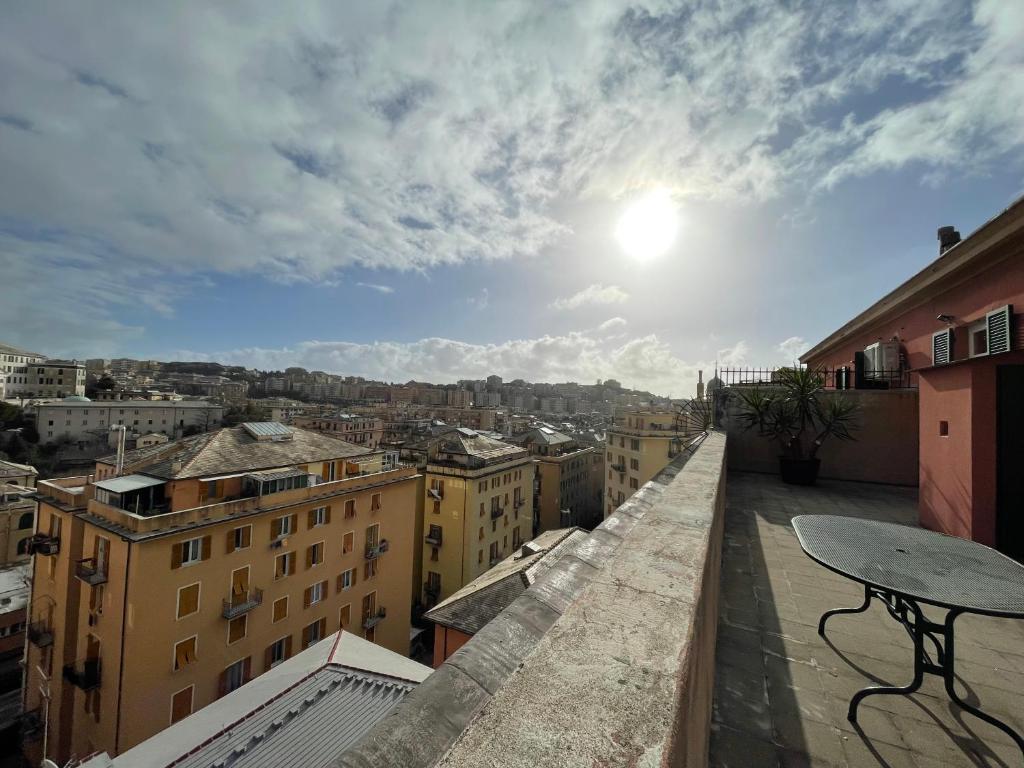 uma vista para a cidade a partir de uma varanda em Genova la libertà dell'attico em Gênova