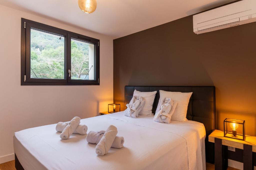 Postel nebo postele na pokoji v ubytování Mas Sureda - Evasion luxueuse avec vue panoramique