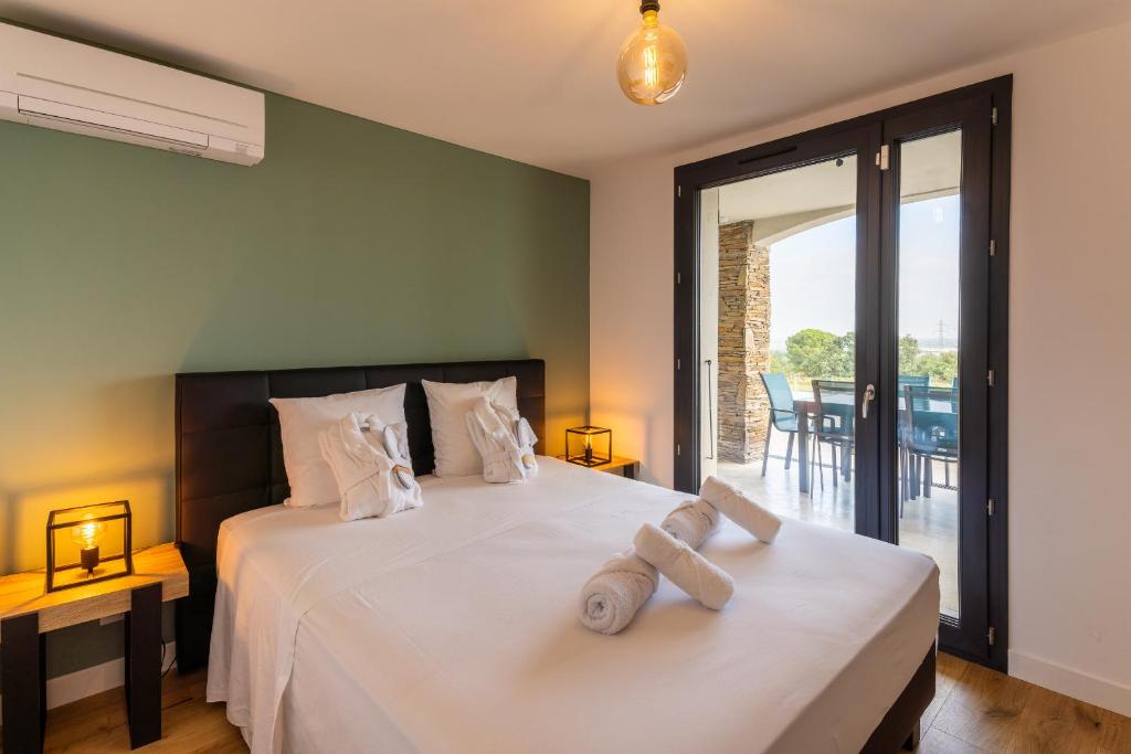 Postel nebo postele na pokoji v ubytování Mas Sureda - Evasion luxueuse avec vue panoramique