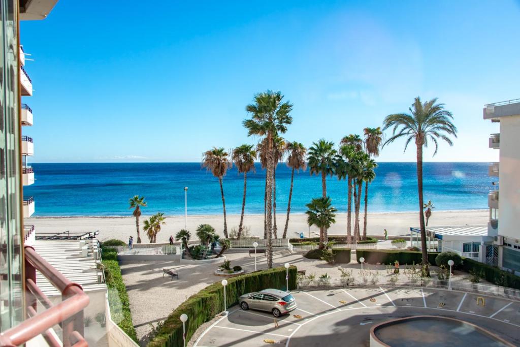 カルプにあるVillas Guzman - Apartamento Topacio IVのコンドミニアムのバルコニーからビーチの景色を望めます。