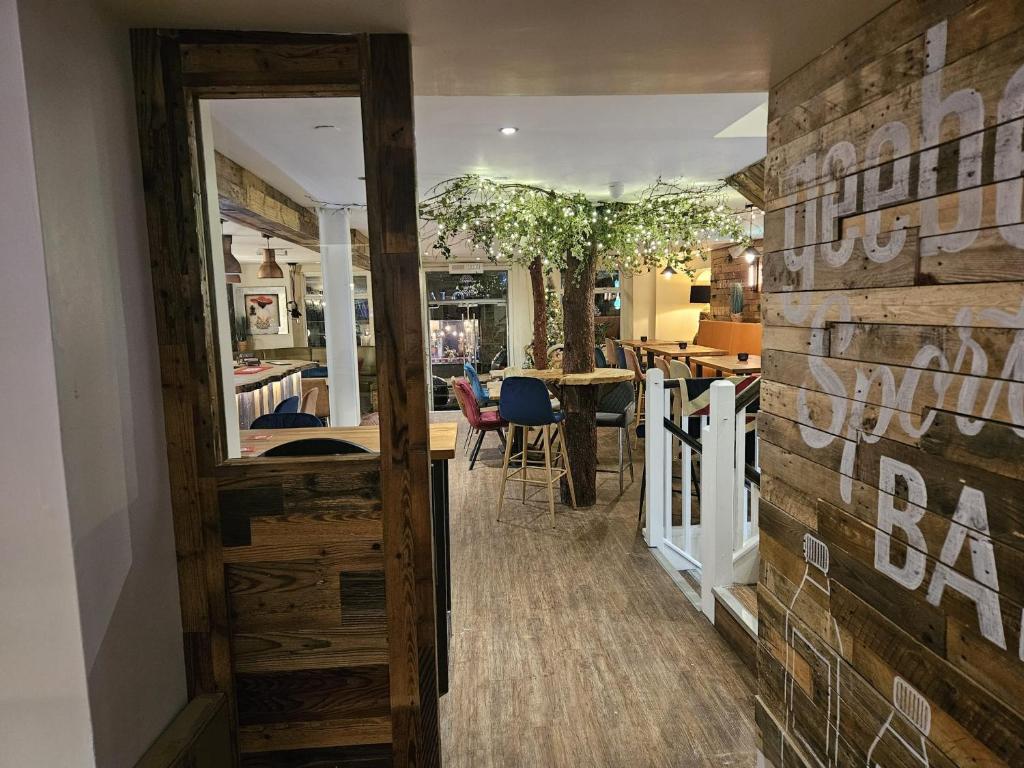 Restaurace v ubytování The Garden Bar Rooms