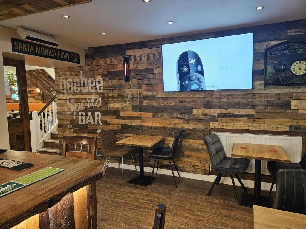 TV a/nebo společenská místnost v ubytování The Garden Bar Rooms