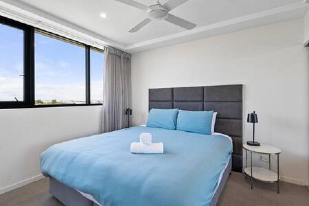 Un dormitorio con una cama grande con una caja. en Boutique Park-view 1BR Apartment, Central location en Brisbane