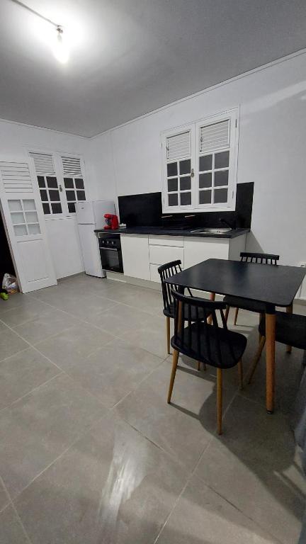 Kuchyň nebo kuchyňský kout v ubytování La Fleur Doré Studio