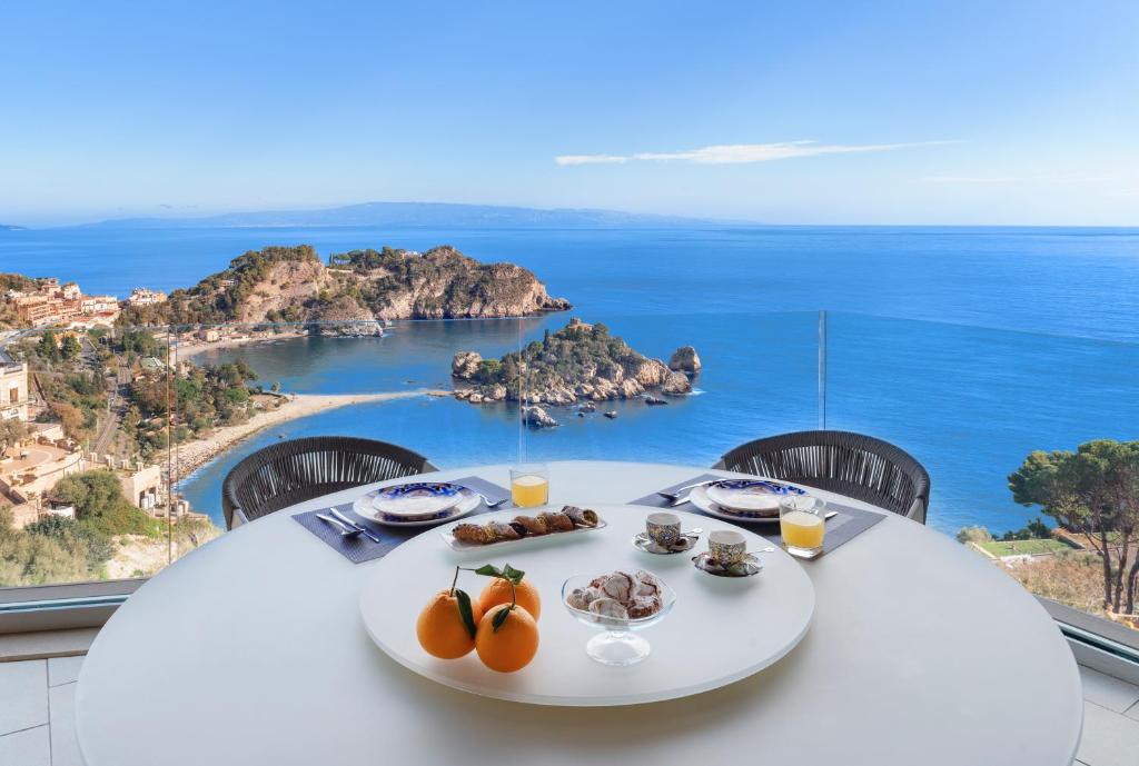 タオルミーナにあるPuravista Luxury Homeの海の景色を望むテーブル