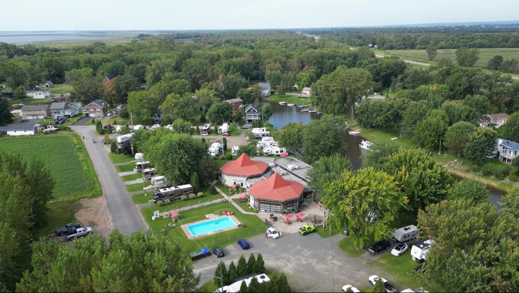 an aerial view of a large house with a pool at Loft avec vue à 180 degré in Louiseville