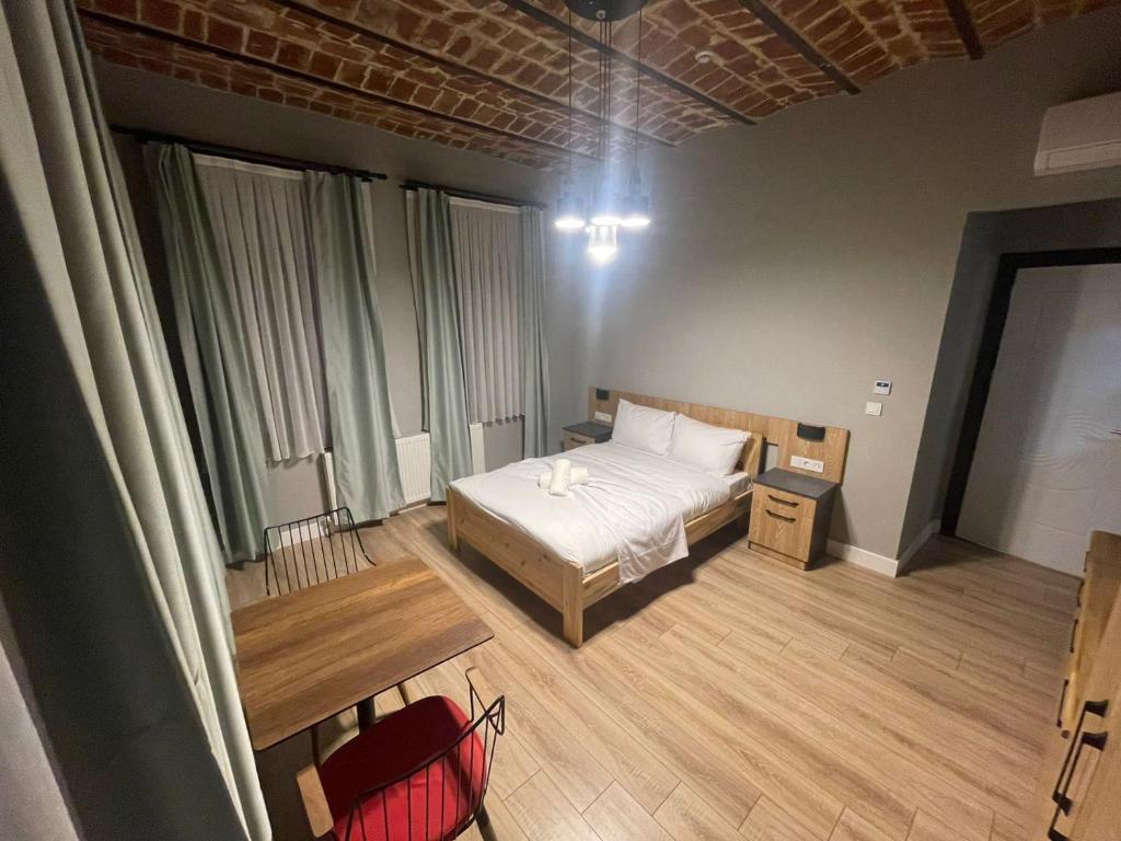 1 dormitorio con 1 cama y 1 silla en una habitación en Taksim Millennium Alkan Residence, en Estambul
