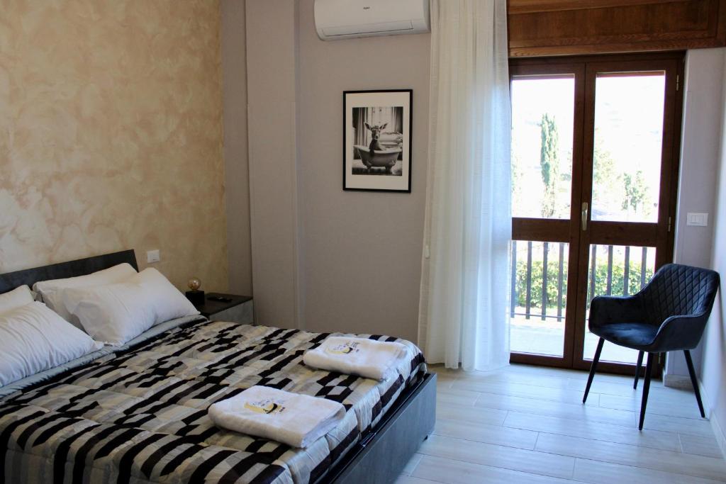 Colle di ToraにあるC’era Una Volta Affittacamereのベッドルーム1室(ベッド1台、椅子、窓付)