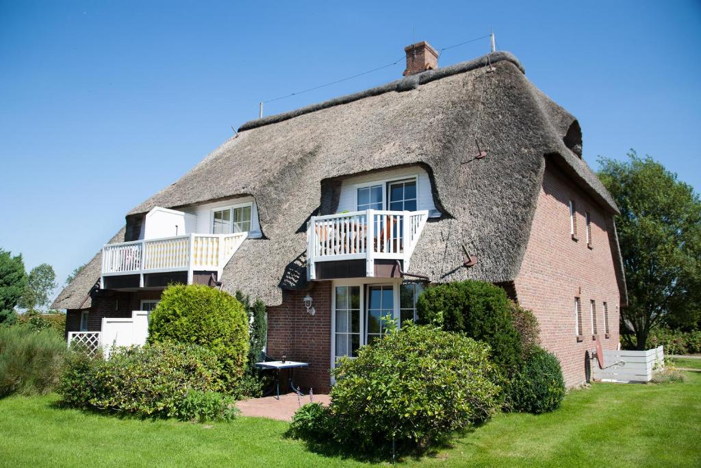 an old brick house with a thatched roof at FW Beisel in Garding