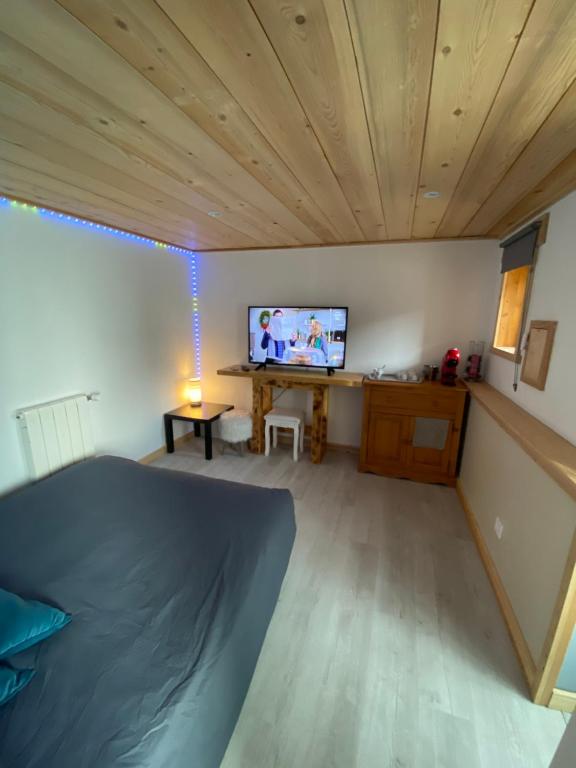 Habitación con cama y TV de pantalla plana. en Chambre privée, en Aime La Plagne