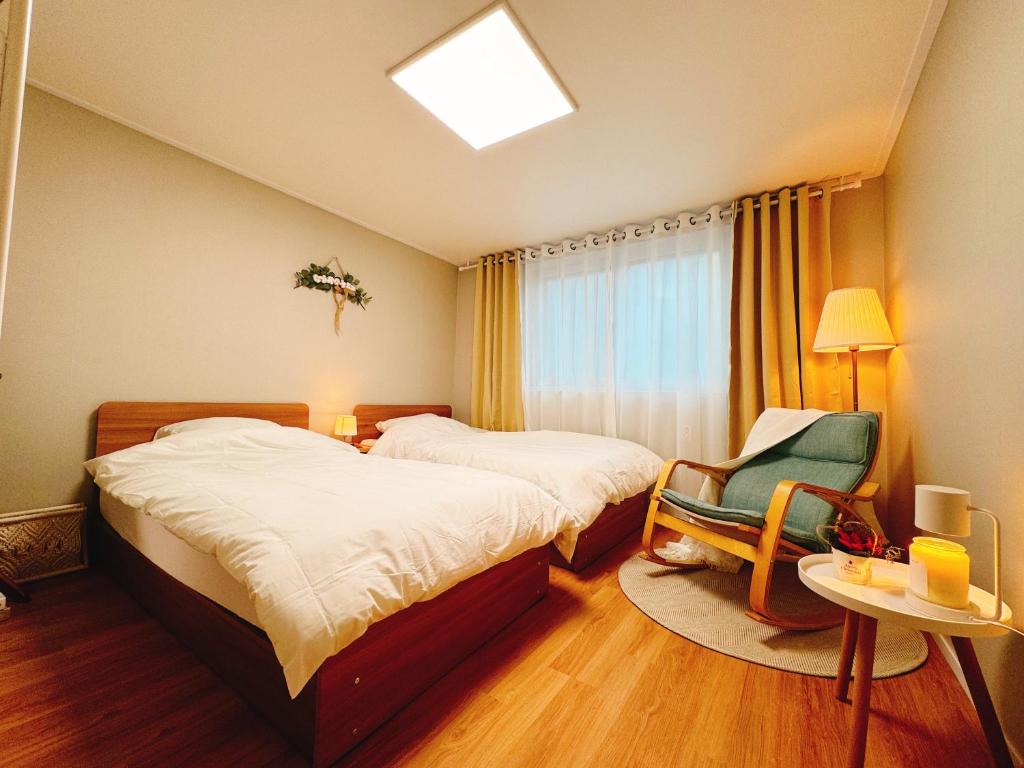 首爾的住宿－Digital media city station 2min DMC Stay Kpop Hongdae，酒店客房,配有两张床和椅子