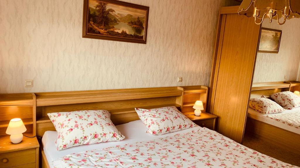 Schlafzimmer mit einem Bett und einem Spiegel in der Unterkunft Ferienwohnung Ruttner in Rastatt