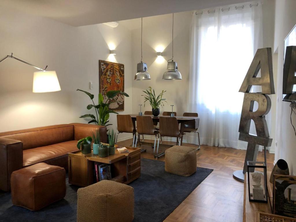 een woonkamer met een bank en een tafel bij Art Apartments in Florence
