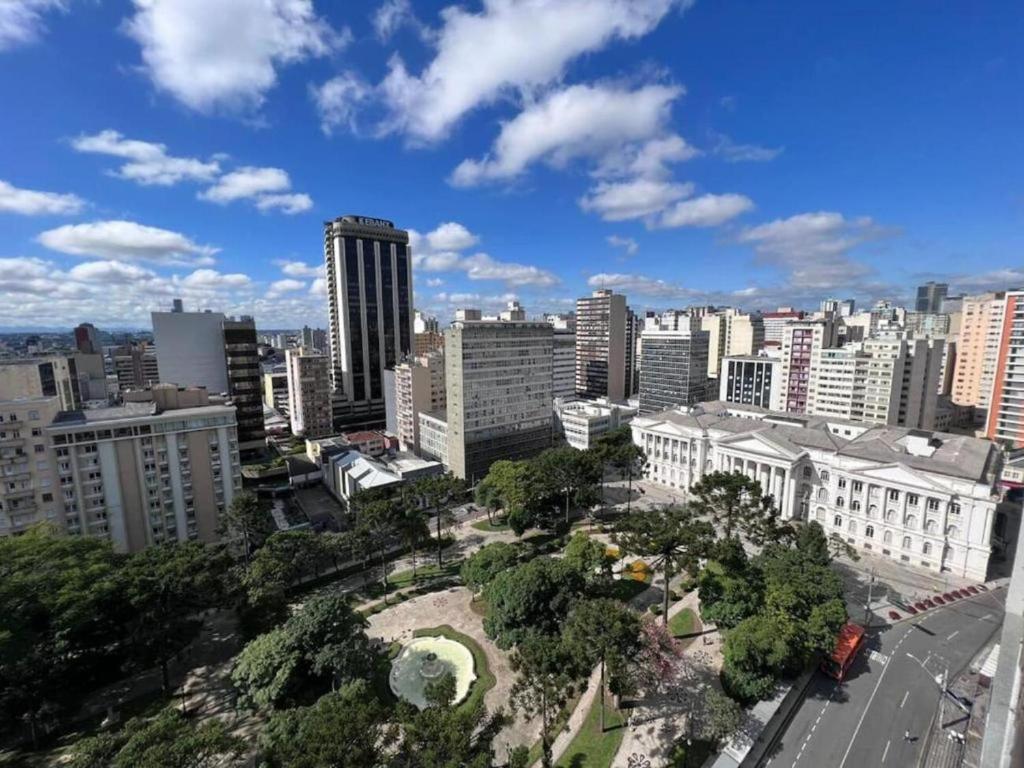 een uitzicht op een stad met hoge gebouwen en bomen bij Curitiba Central - Apartamento completo e perto de tudo in Curitiba