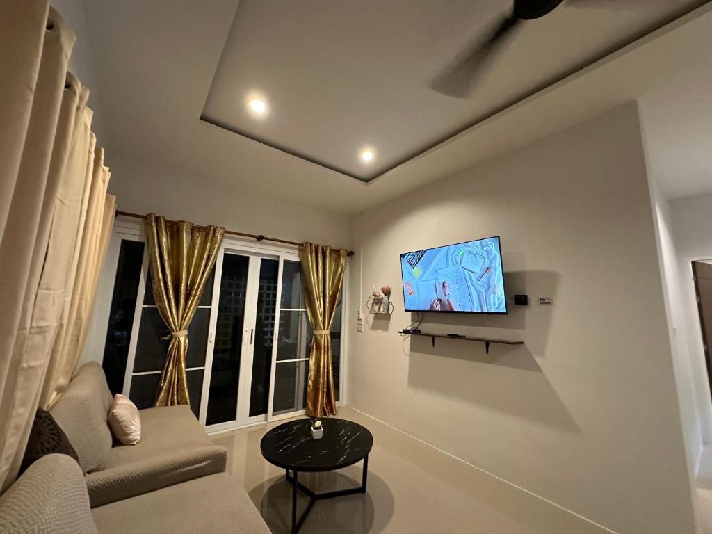 TV a/nebo společenská místnost v ubytování Suntalee House