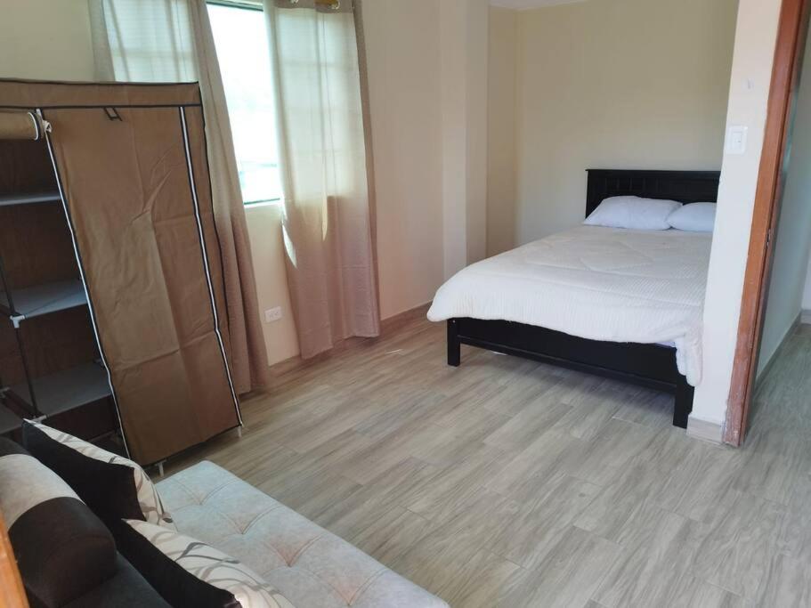 sypialnia z łóżkiem i komodą w obiekcie 2 Cuarto independiente en Ambato w mieście Ambato