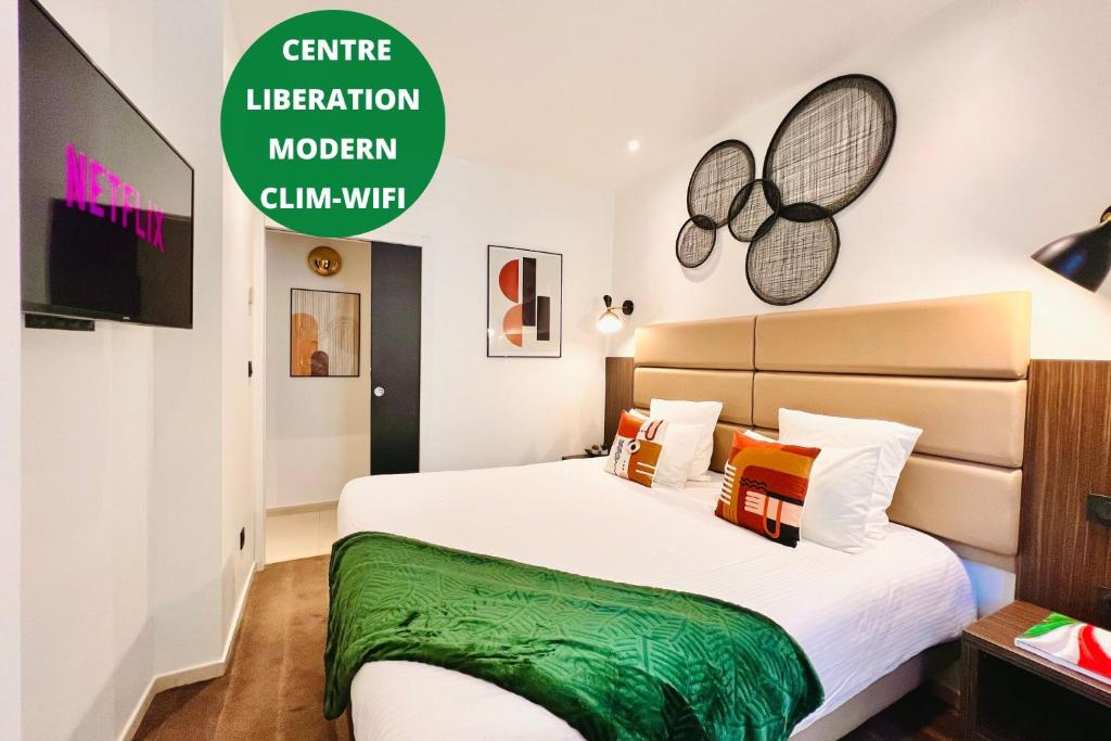 pokój hotelowy z łóżkiem i znakiem, który czyta środkowe ligerification nowoczesny w obiekcie Apartment Malaussena - Reception 24&7 - Center Libération w Nicei