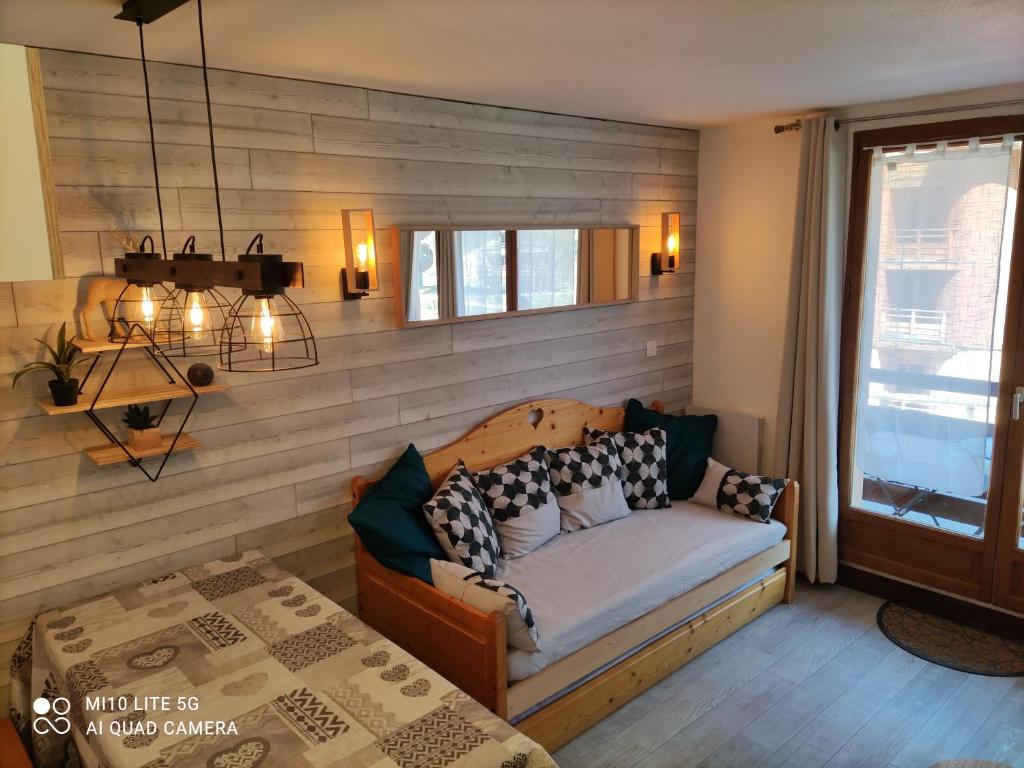- un salon avec un canapé et une fenêtre dans l'établissement RISOUL Altaïr Jolie T2 confortable skis aux pieds, à Risoul