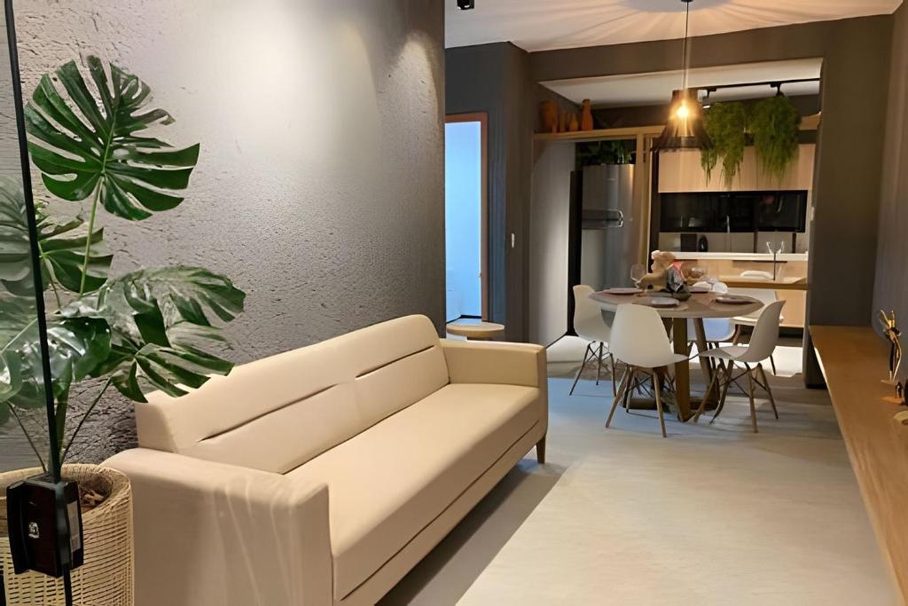 佩德拉斯港的住宿－Apartamento Patacho em Milagres，客厅配有白色的沙发和桌子
