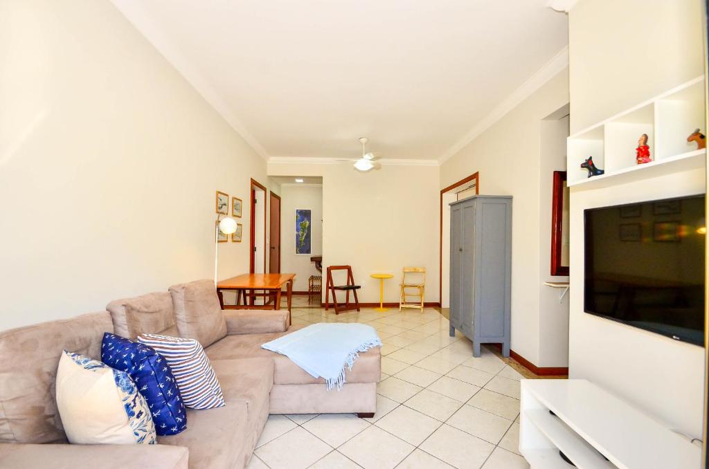 sala de estar con sofá y TV en Home Office em localização estratégica, fácil acesso para as Praias e Centro N1485, en Florianópolis
