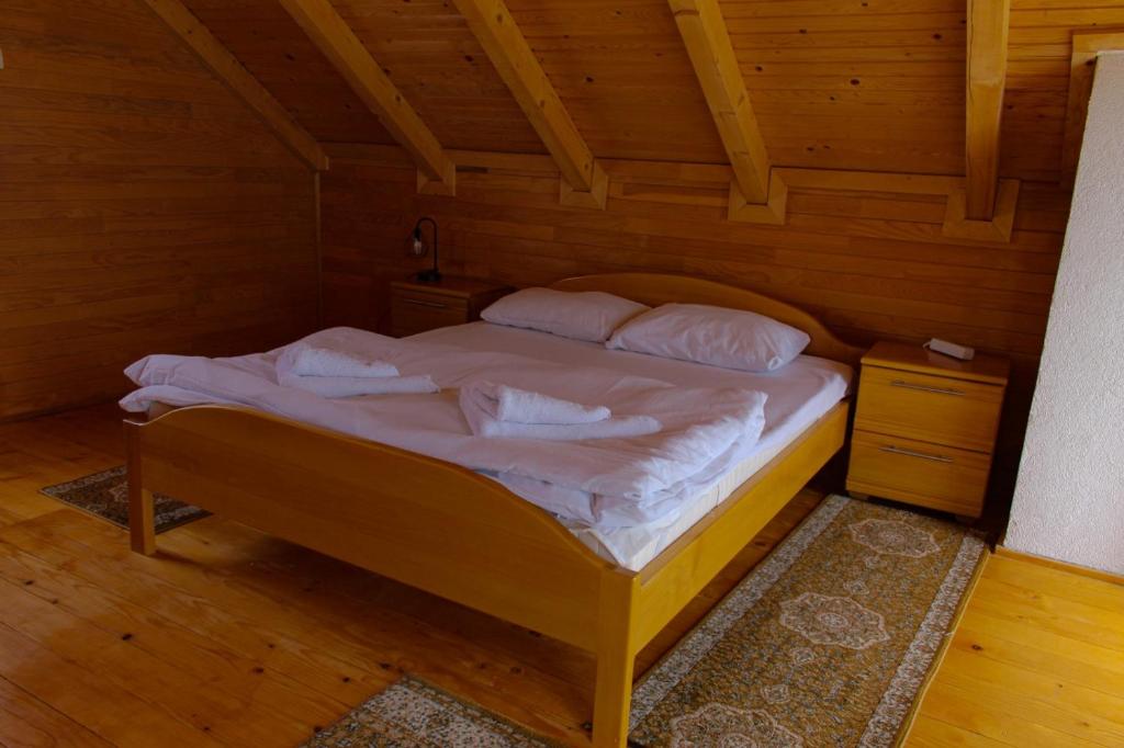 a bedroom with a bed in a wooden room at Oaza Mira Hotel & Resort-فندق ومنتجع واحة الهدوء in Vlasic