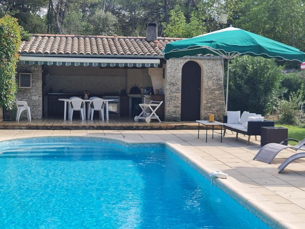 - une piscine avec une terrasse et une maison dans l'établissement VILLA - piscine - Swimming Pool, à Saint-Julien