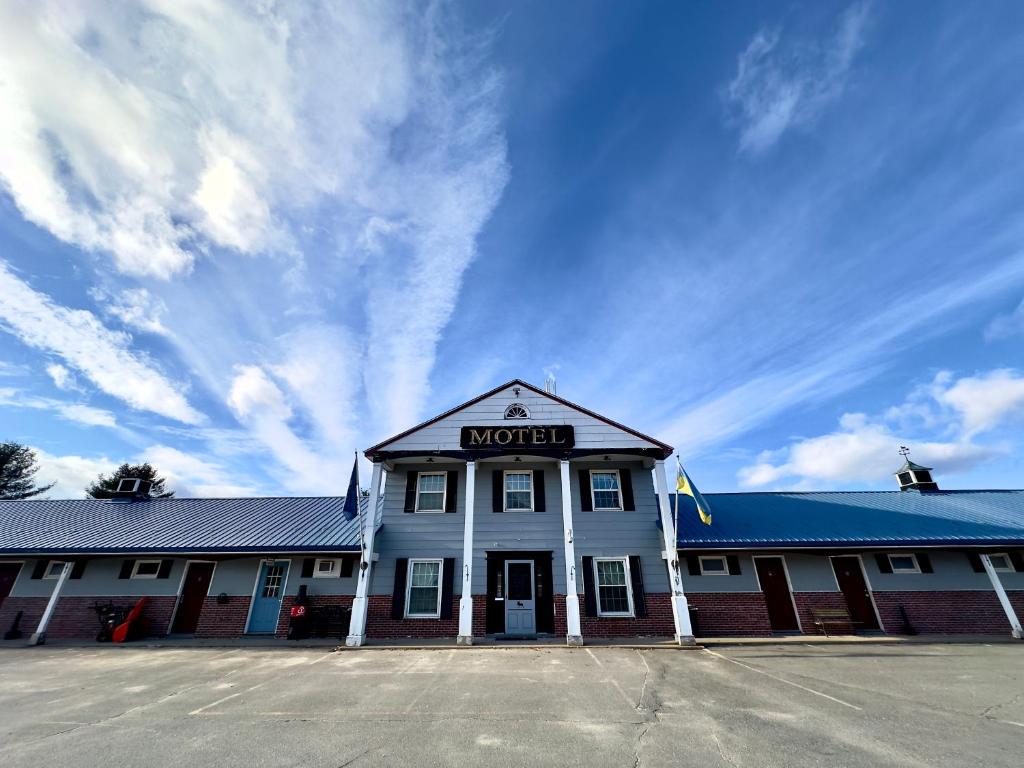 a motel sign on the front of a building at Colonial Valley Motel in Farmington