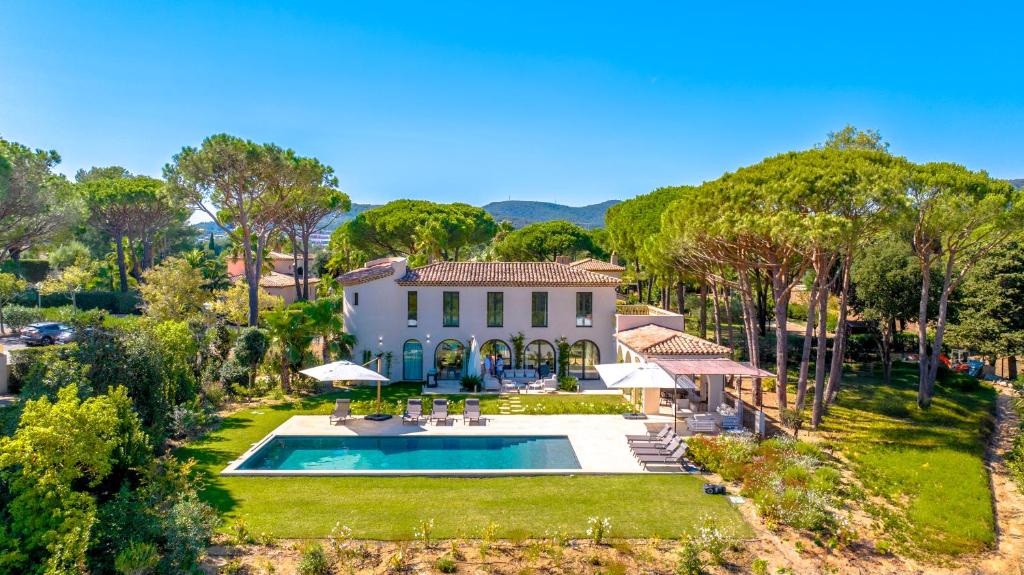 an aerial view of a house with a swimming pool at Villa Grimaud in Grimaud