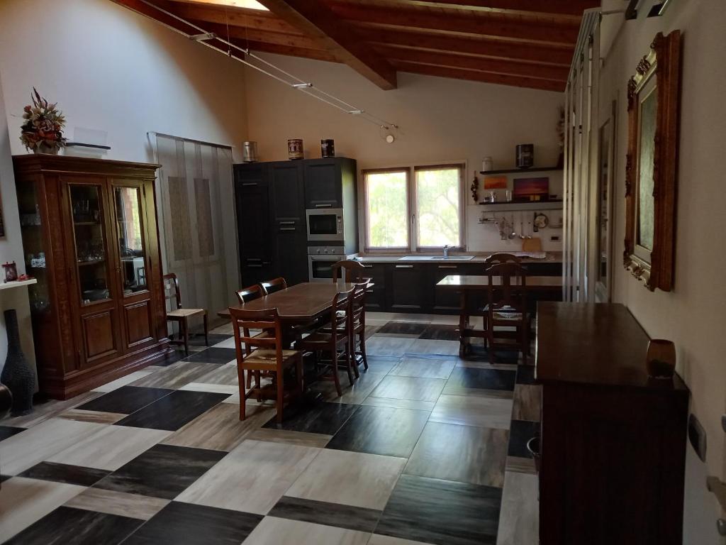 een keuken en eetkamer met een tafel en stoelen bij Ca' d Licio in Polinago