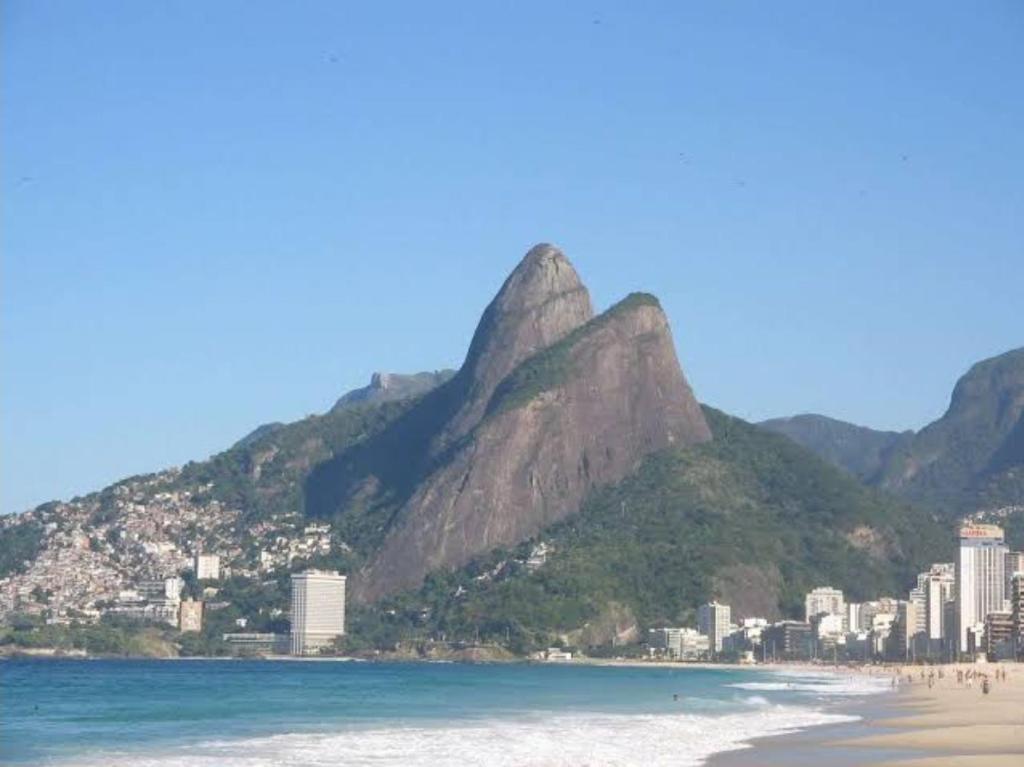 uma vista para uma praia com uma montanha em Vidigal free no Rio de Janeiro