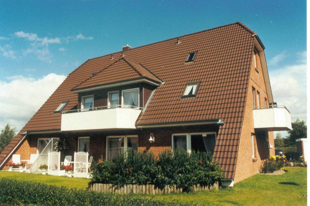 a house with a gambrel roof on top of it at Haus Nordstrand in Büsum