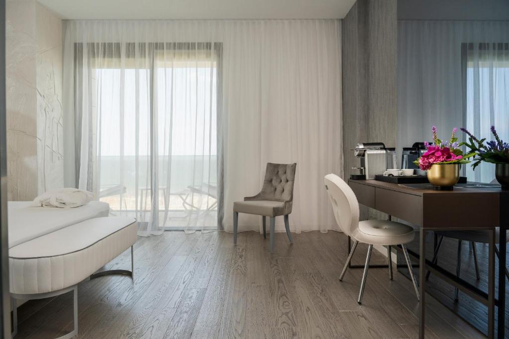 
Deluxe Room with Balcony and Frontal Sea View
