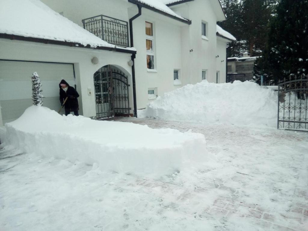 eine Person, die vor einem Schneehaufen steht in der Unterkunft Apartman SM IK in Tomislavgrad