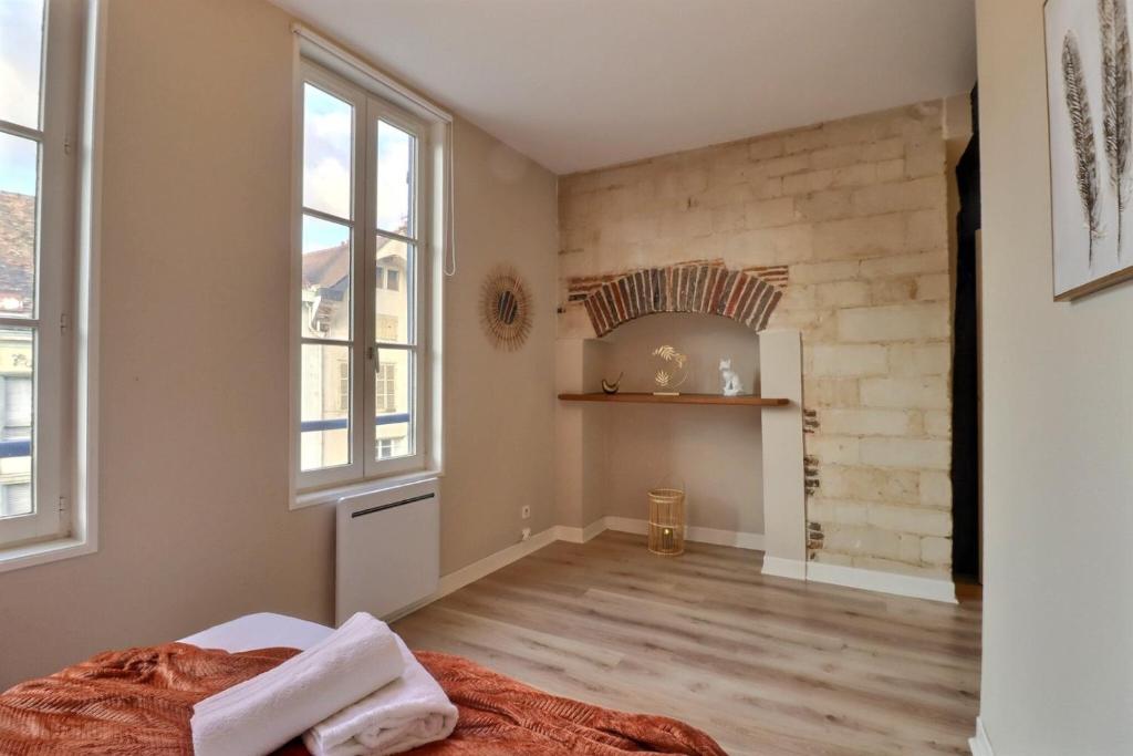 1 dormitorio con 1 cama y 2 ventanas en Le Jaurès Coeur de Ville gare Mon Groom en Troyes