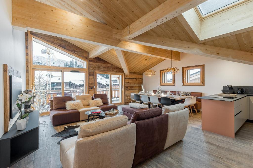 un salon avec un canapé et une table dans l'établissement Appartement Marianne - LES GETS, en plein centre et au pied des pistes, aux Gets