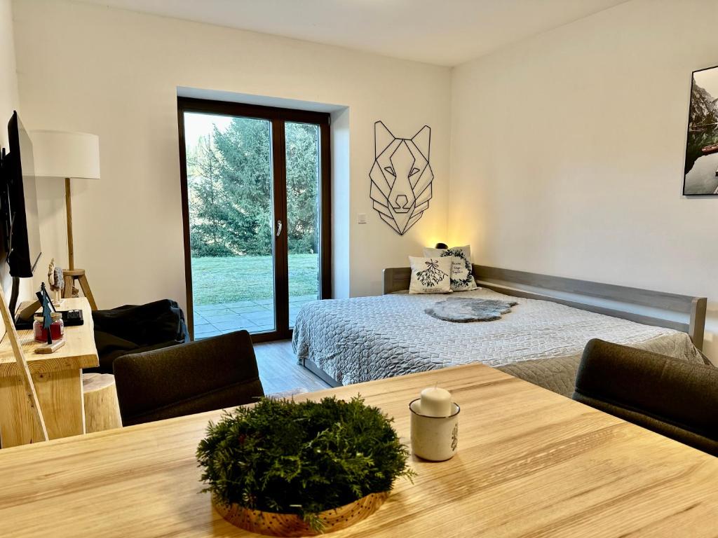 1 dormitorio con 1 cama y 1 mesa en una habitación en Vista apartment 04 en Rokytnice nad Jizerou