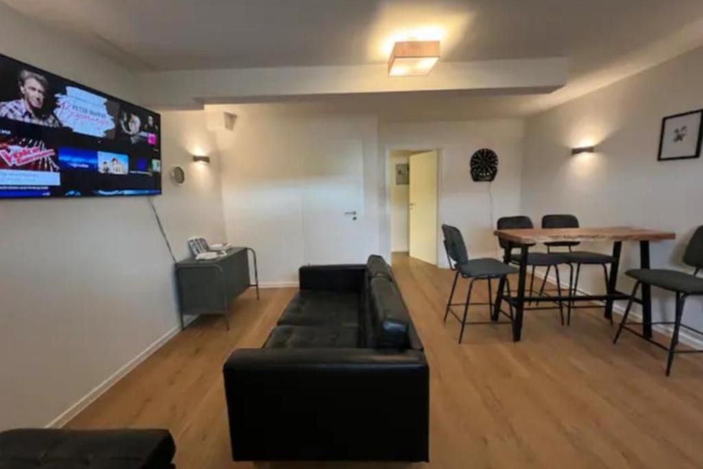 TV a/nebo společenská místnost v ubytování Haus Diemeleck - Ferienhaus für 6 Personen mit Sauna und Dachterrasse mit Panoramablick
