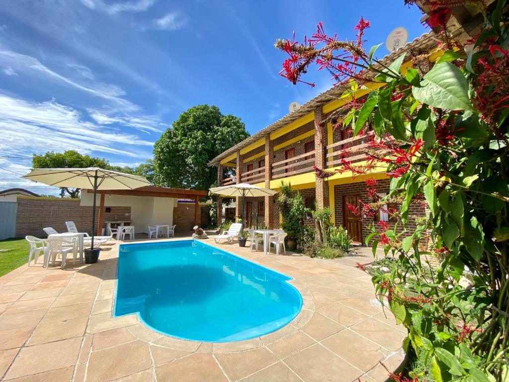 a swimming pool in the yard of a house at Pousada Aruanã in Arraial d'Ajuda