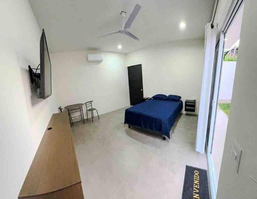 ein Schlafzimmer mit einem Bett und einem TV. in der Unterkunft Habitación para dos personas in Santa Cruz Huatulco