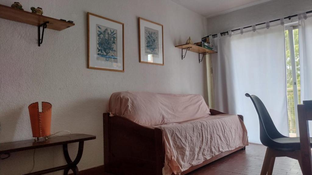 ピナマールにあるDepartamento en Pinamar Centroの椅子とテーブルのあるリビングルーム