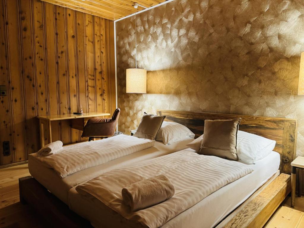 um quarto com duas camas num quarto em Hotel Nest em Berlim