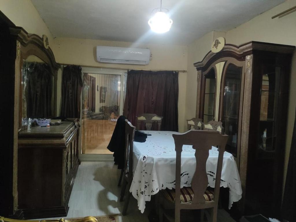 um quarto com uma mesa, um espelho e uma cómoda em شقه no Cairo