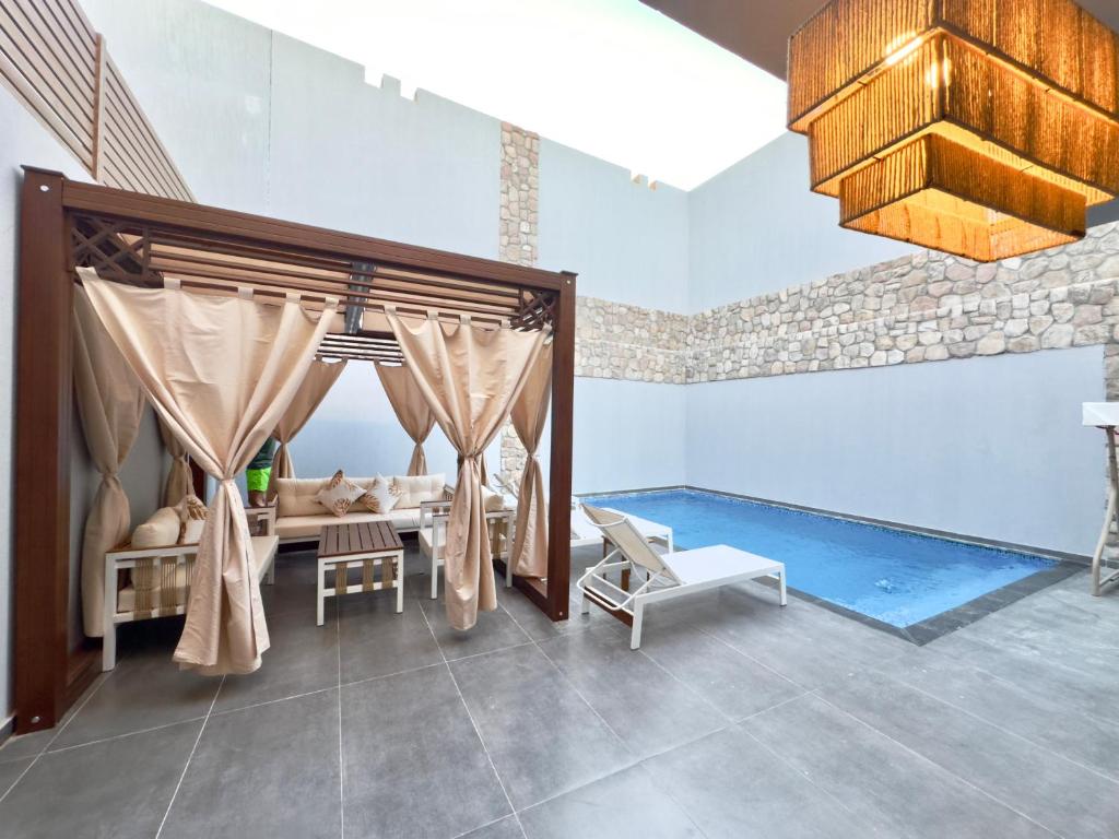 Habitación con cama, sofá y lámpara de araña. en Luxury Villa Bali Al Gouna Hurgh en Hurghada