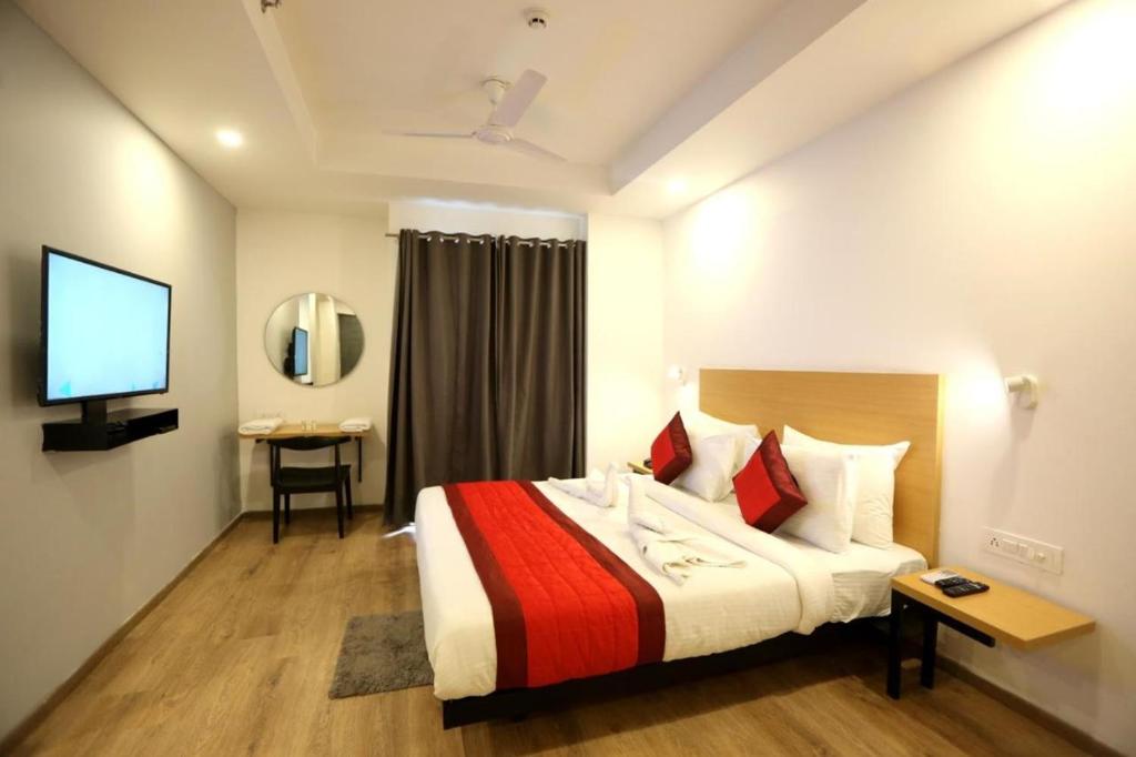 Giường trong phòng chung tại Hotel Rudra Inn At Chattarpur