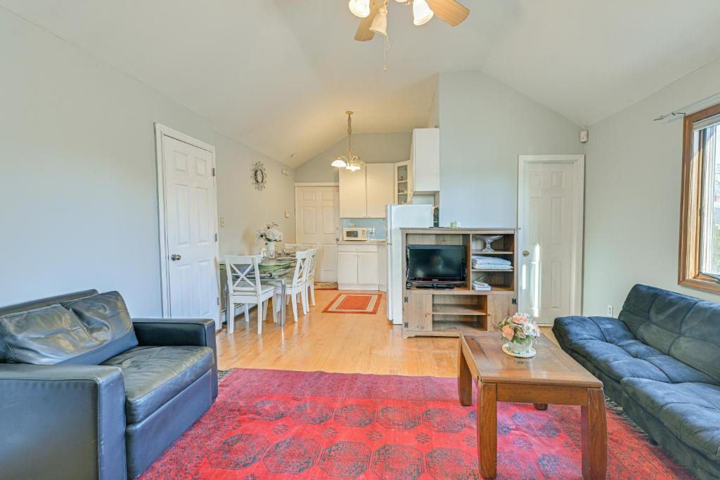 un soggiorno con divano e tavolo di Cozy Levittown Apartment Full Kitchen and Smart TV! 
