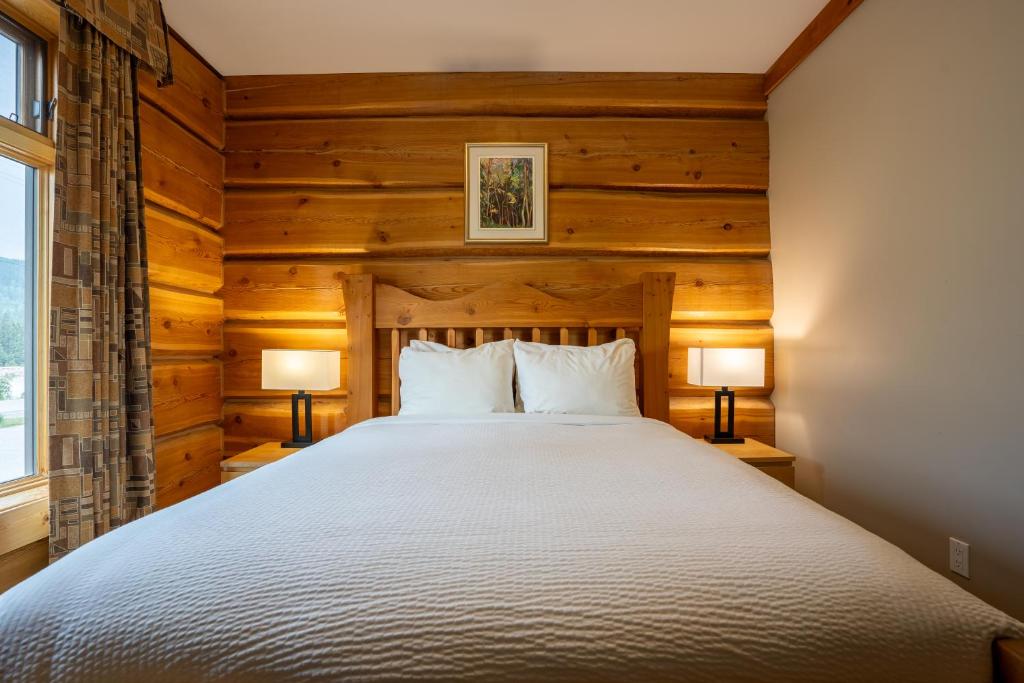 Postel nebo postele na pokoji v ubytování Basecamp Lodge Golden