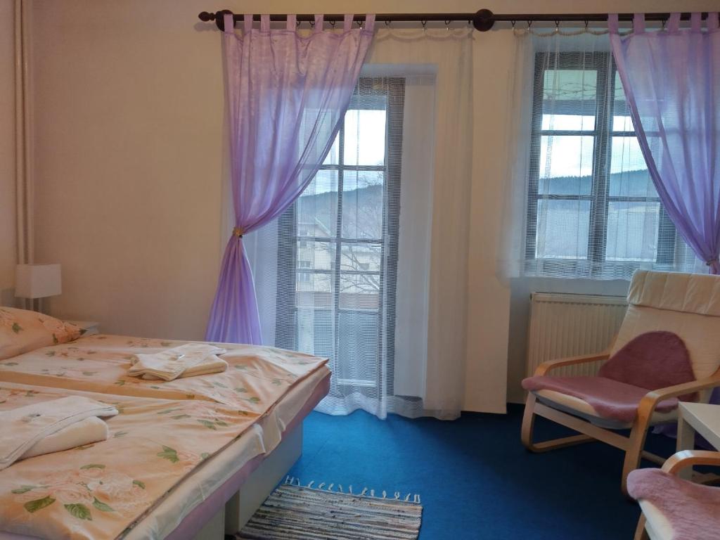 Postel nebo postele na pokoji v ubytování Hotel Parkán